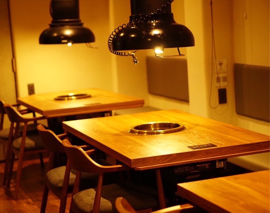 炭火酒場かりん 店内 - カジュアルな雰囲気の焼肉店